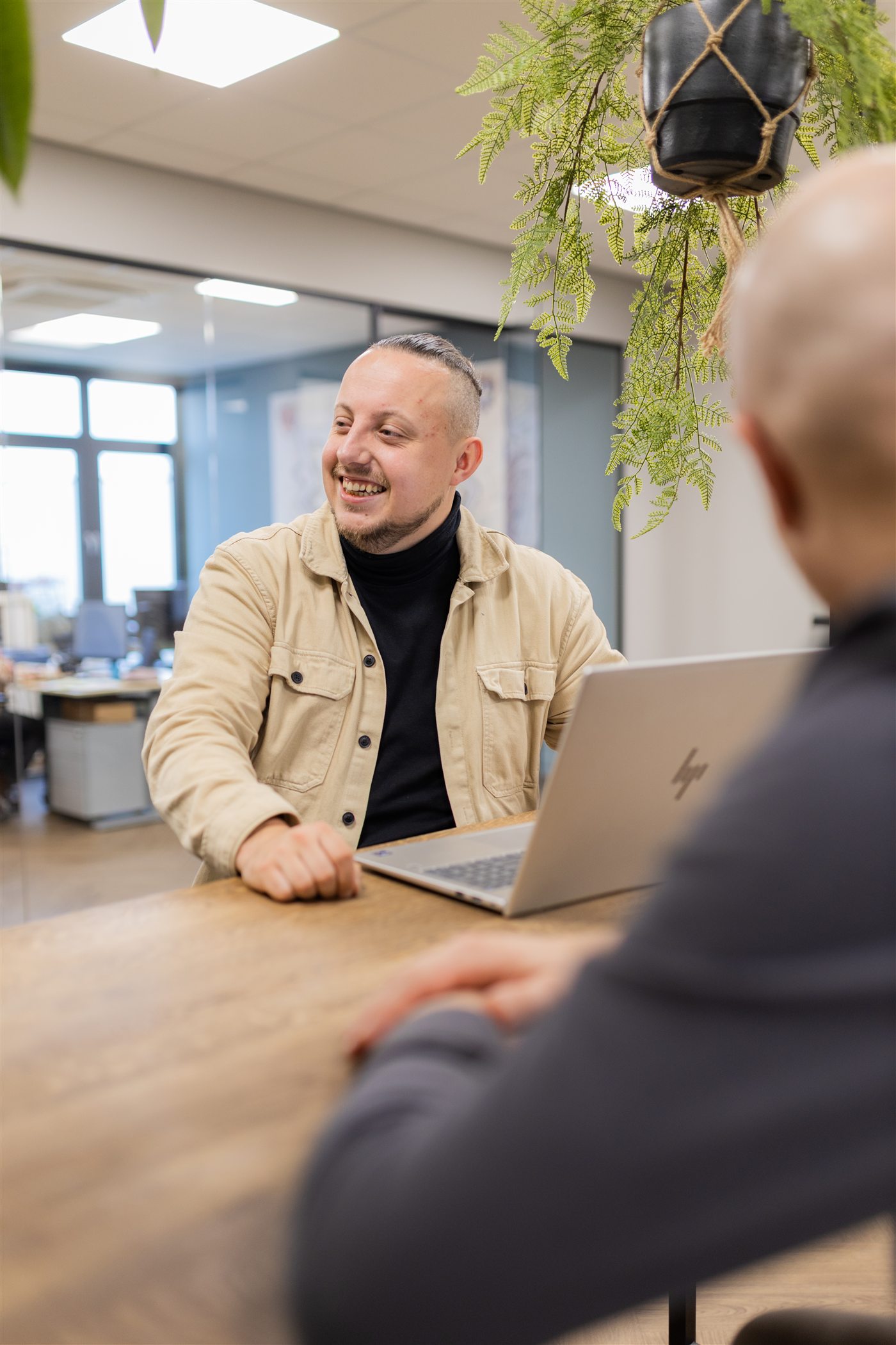 Jero tijdens een klantgesprek op kantoor