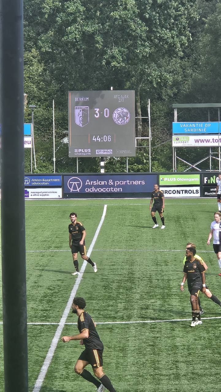 Het digitale scorebord van VV Berkum toont tijdens de wedstrijd een 3-0-tussenstand